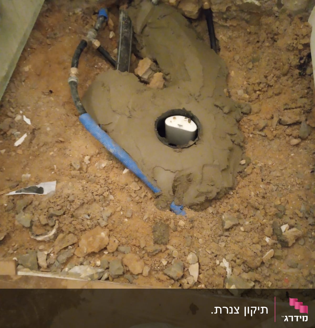 צינורות מים ותשתית בטון בעבודת אינסטלציה